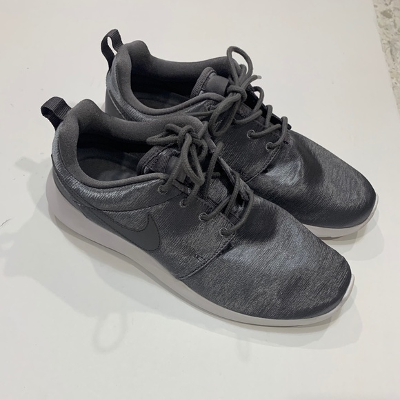 NIKE WMNS Roshe Trainers Gun Metal Sz. 8.5 in Original Box Running Shoes - Picture 1 of 7